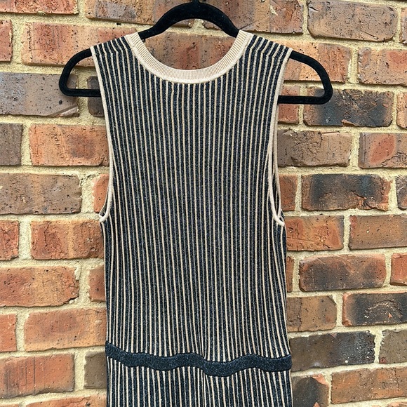 Gorgeous, NEW with TAGS Banana Republic gold & navy pleated dress. - Picture 5 of 6